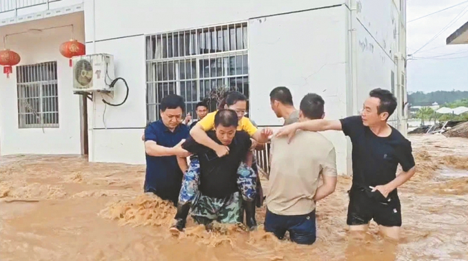 陽湖鎮黨員干部帶頭救助受災群眾。 （屯溪區委組織部供圖）.jpg