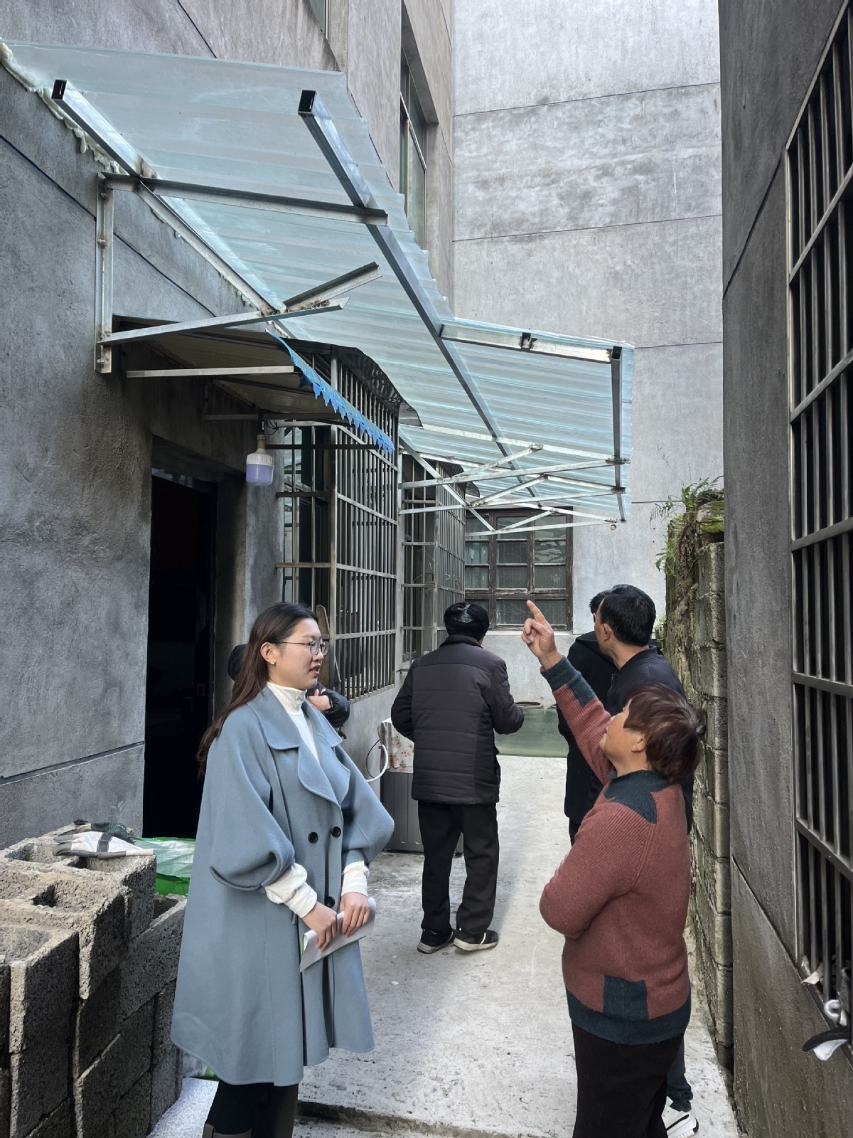 曾媛（左）在調(diào)解因搭建陽光棚引起的鄰里糾紛。.jpg