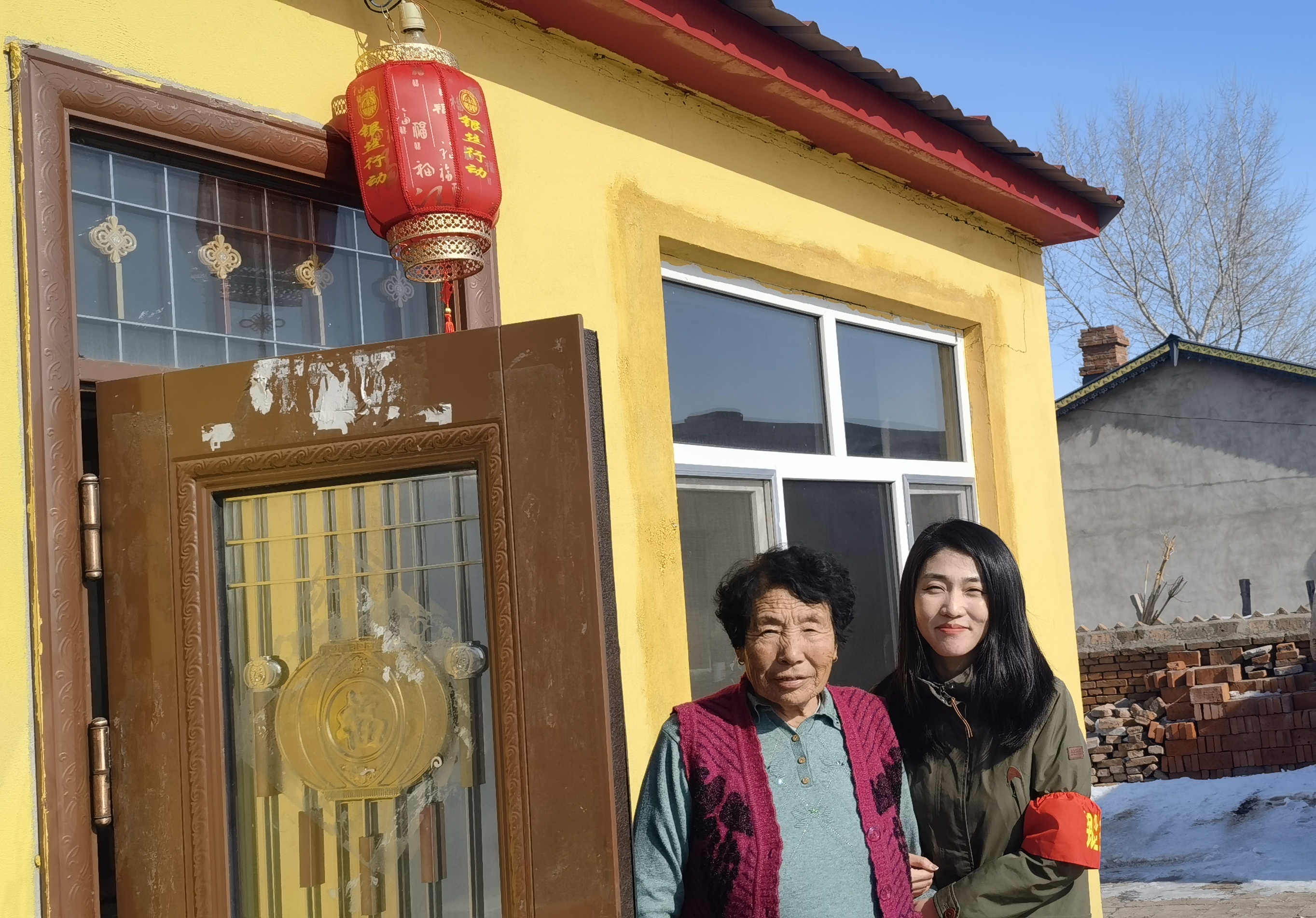 圖為王瑩（右）探望獨(dú)居老人。.jpg